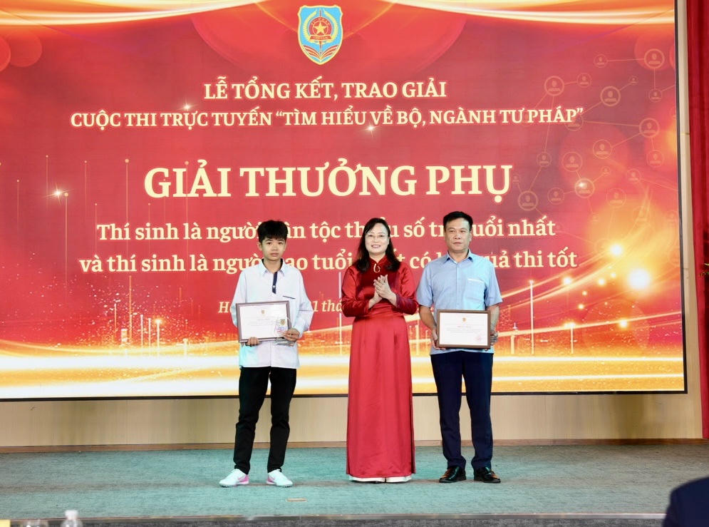 bà Vũ Hồng Thúy, Phó Tổng biên tập Báo Pháp luật Việt Nam lên trao Giấy chứng nhận và biểu trưng Cuộc thi