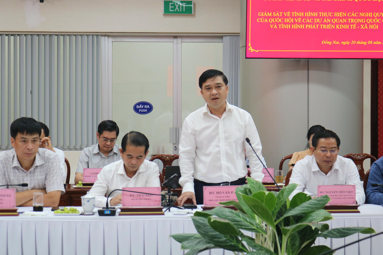 Ông Hồ Văn Hà – Phó Chủ tịch UBND tỉnh Đồng Nai báo cáo tai buổi làm việc với Đoàn giám sát của Ủy ban Kinh tế và Tài chính Quốc hội vào ngày 20/8.