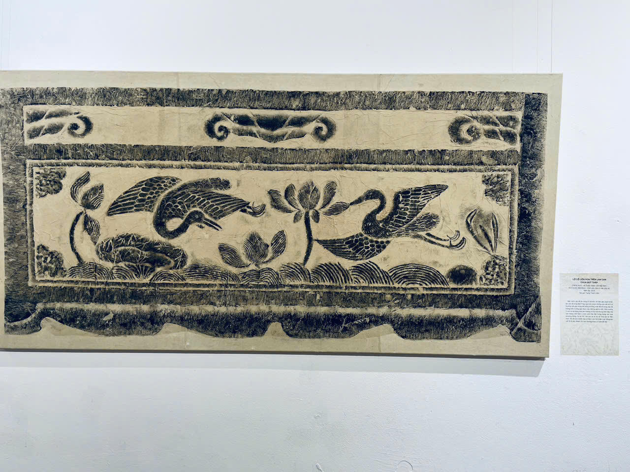 Bức chạm đá lan can chùa Bút Tháp rất đẹp, được sách giáo khoa và sách báo trích dẫn, sử dụng trong minh hoạ về văn học và nghệ thuật dân gian. Bức chạm hình hai con cò (chữ Hán là Lộ 鹭) và hoa sen (liên hoa 蓮 花).