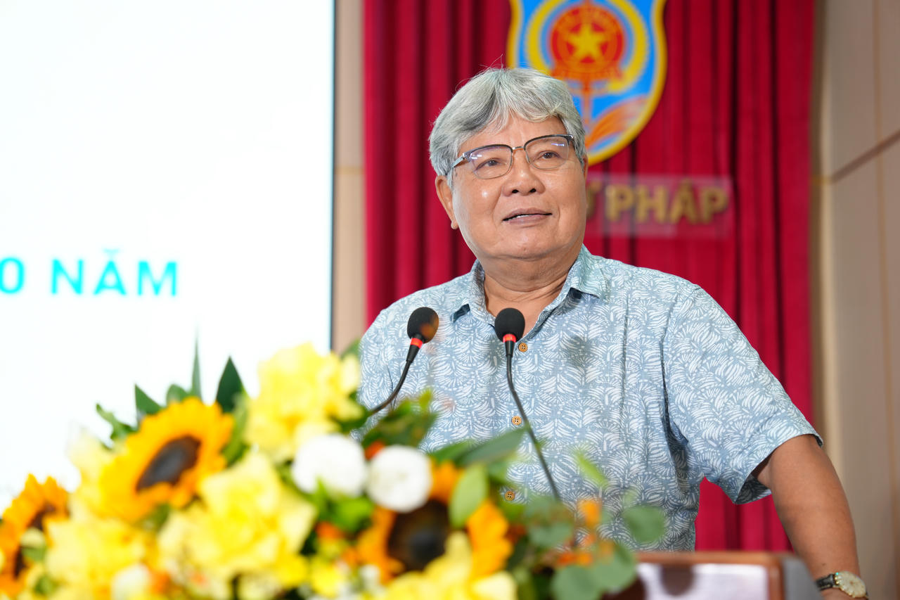 Nguyên Bộ trưởng Bộ Tư pháp Hà Hùng Cường phát biểu tại buổi gặp mặt.