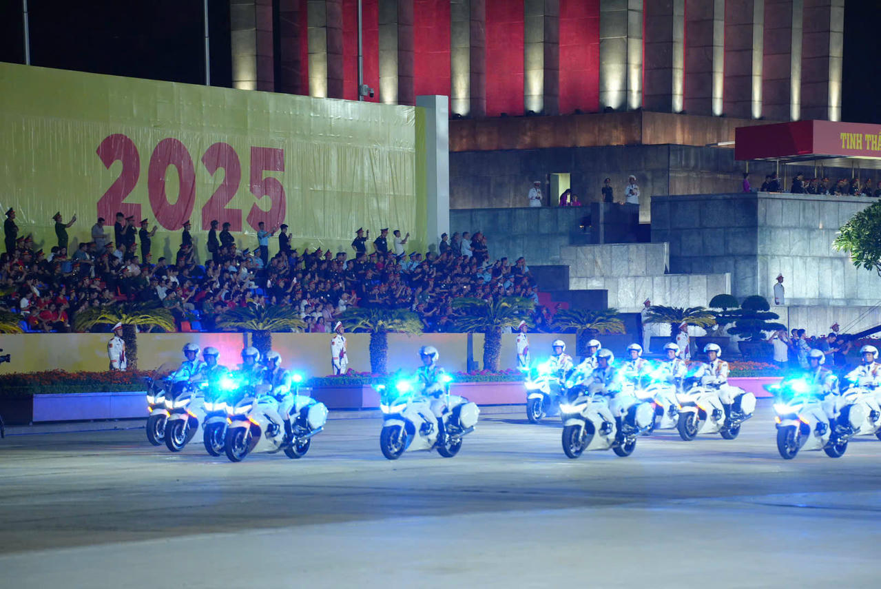 Nhiều loại khí tài đặc chủng của lực lượng Công an nhân dân.