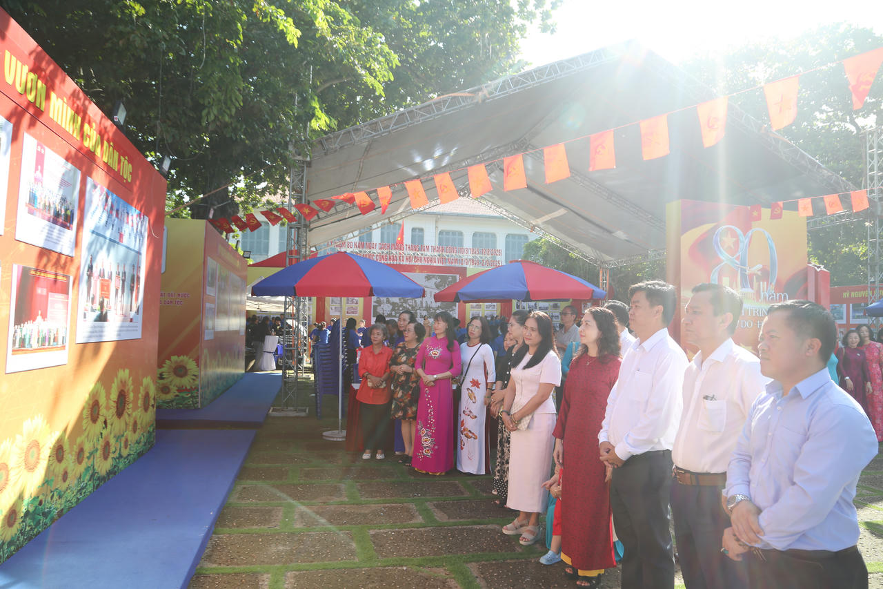 Triển lãm ảnh 'Từ kỷ nguyên độc lập, thống nhất đất nước đến kỷ nguyên vươn mình của dân tộc'