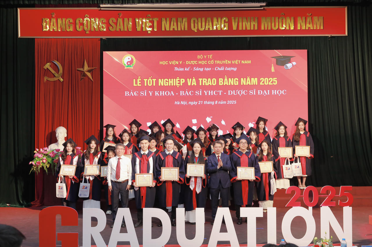 Lãnh đạo Học viện Y - Dược học cổ truyền Việt Nam trao giấy khen cho các sinh viên có thành tích xuất sắc. Ảnh: Học viện cung cấp
