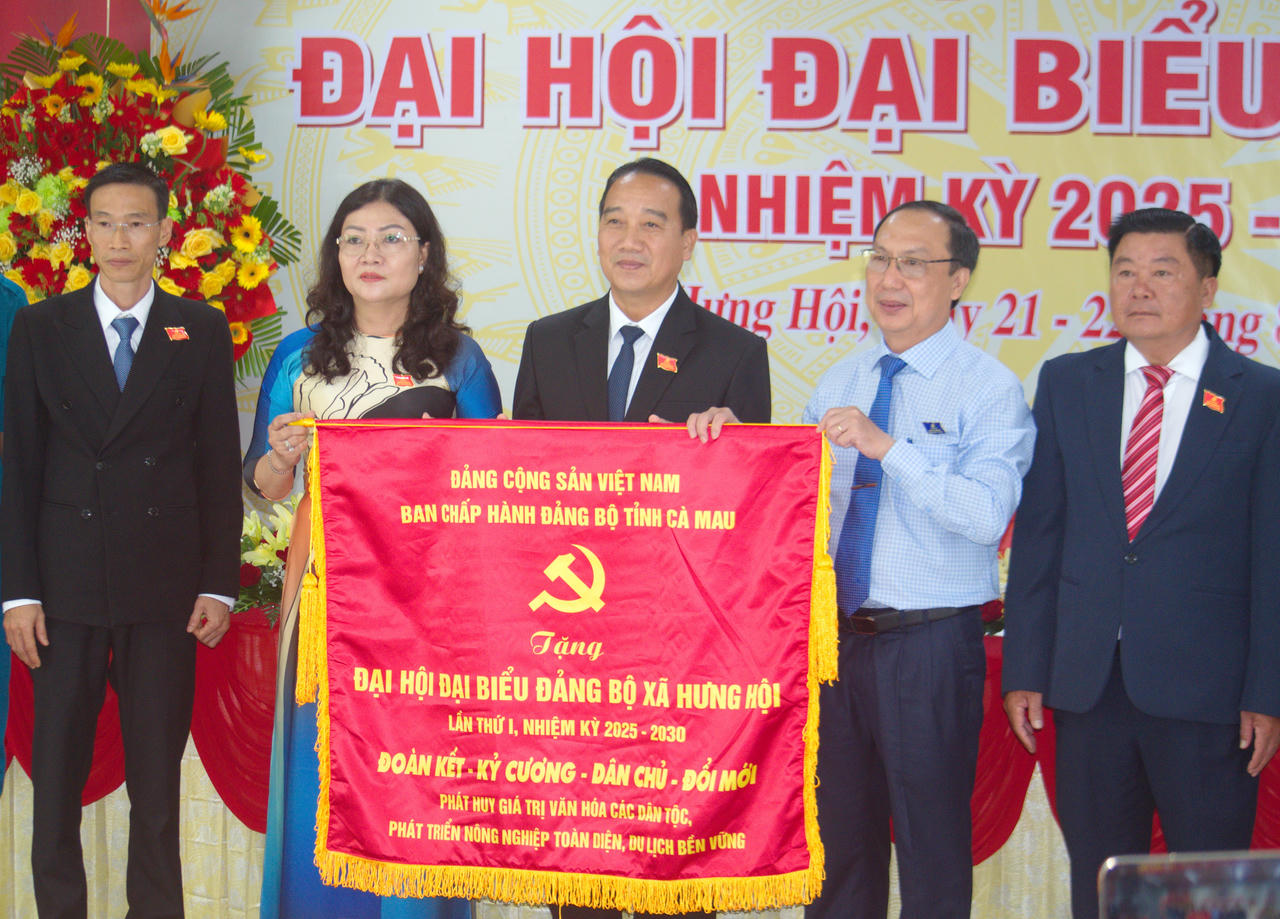 Thay mặt Ban Chấp hành Đảng bộ tỉnh Cà Mau, ông Phan Hoàng Vũ – Phó Chủ tịch HĐND tỉnh, trao tặng bức trướng cho Đảng bộ xã Hưng Hội với dòng chữ: “Đoàn kết – Kỷ cương – Hành Động – Phát triển”.