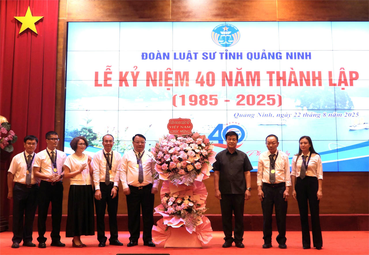 Chủ tịch Liên đoàn Luật sư Việt Nam, Tiến sĩ Đỗ Ngọc Thịnh tặng hoa chúc mừng