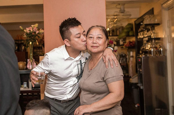 Sắp tới lễ Vu lan, Tuấn Hưng sẽ viết tặng mẹ một bài hát để tỏ lòng kính hiếu. (Ảnh: T.H)