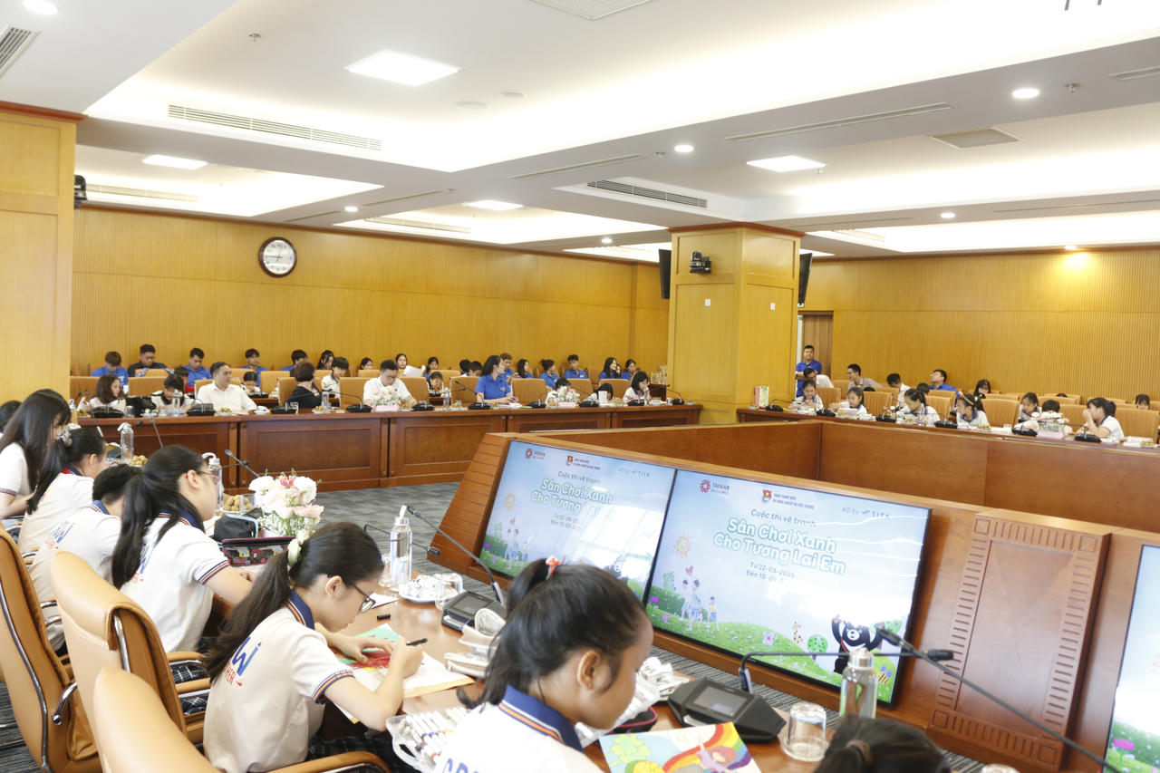 Tại lễ phát động, có sự tham gia trực tiếp của gần 100 em học sinh của Trường Tiểu học Nguyễn Siêu, TP Hà Nội.