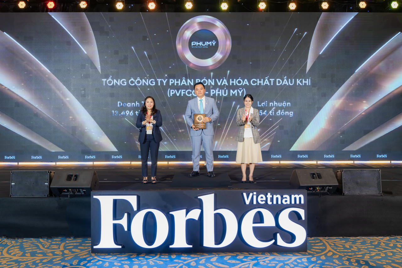 Ông Nguyễn Xuân Hòa – Chủ tịch HĐQT Phú Mỹ - PVFCCo nhận Danh hiệu Top 50 công ty niêm yết tốt nhất Việt Nam 2025.