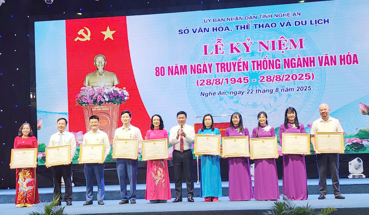 Phó Chủ tịch UBND tỉnh Nghệ An Hoàng Phú Hiền trao tặng Bằng khen của UBND tỉnh cho các cá nhân có nhiều thành tích xuất sắc trong thực hiện nhiệm vụ nhân dịp kỷ niệm 80 năm ngày truyền thống ngành Văn hóa.