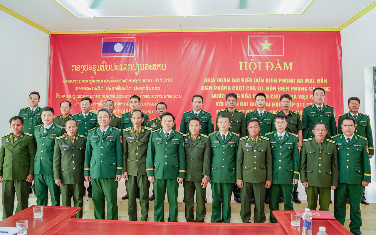 Sau hội đàm, đại diện 5 Đồn Biên phòng chụp ảnh lưu niệm, thắt chặt tình đoàn kết.