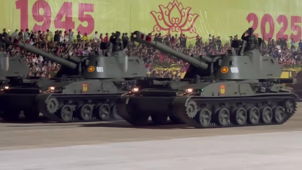 Đội hình xe tăng chiến đấu chủ lực hiện đại uy dũng tiến qua lễ đài trong đêm hợp luyện, mang theo niềm tự hào và sức mạnh của quân đội Việt Nam. 