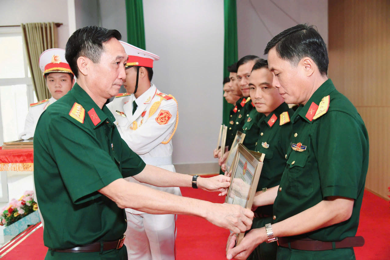 UBND tỉnh đã tặng bằng khen cho 5 tập thể và 12 cá nhân vì đã có thành tích xuất sắc trong công tác tìm kiếm, quy tập hài cốt liệt sỹ giai đoạn XXIV (mùa khô 2024 – 2025).