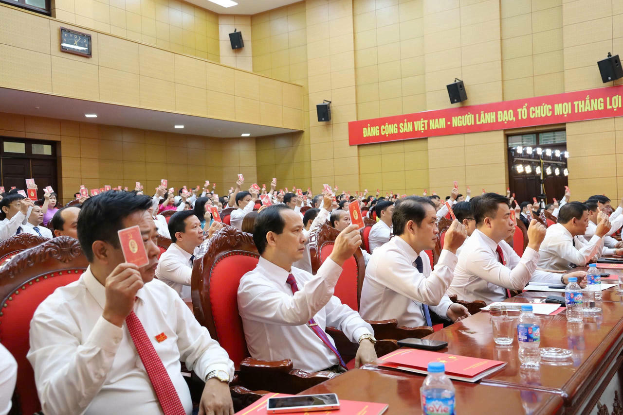 Các đại biểu thông qua Nghị quyết Đại hội.