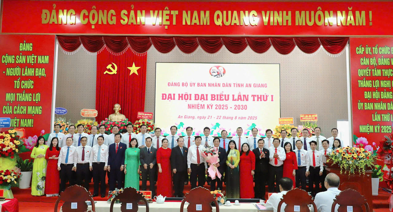 Các đại biểu tham dự đại hội chụp hình lưu niệm.