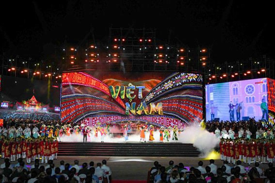 Chương trình chính luận nghệ thuật Dưới cờ vinh quang. (Ảnh: ND)