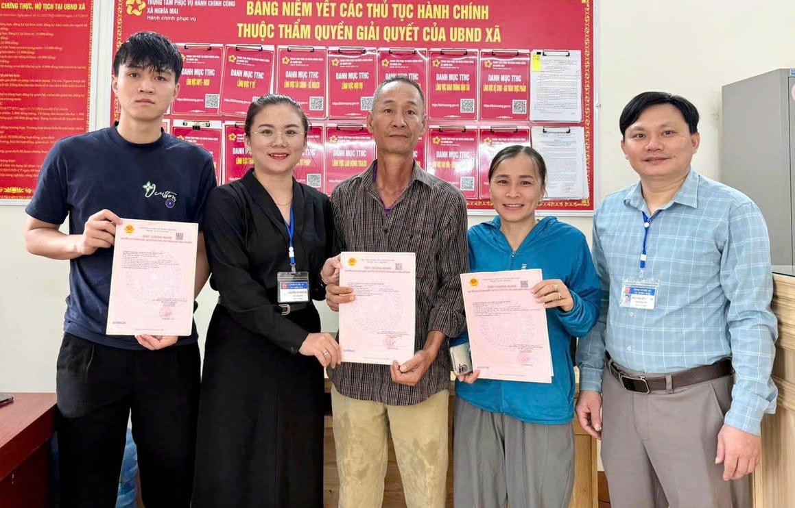 Cán bộ Trung tâm phục vụ hành chính công trao giấy đăng ký kết hôn và giấy chứng nhận đăng ký quyền sử dụng đất