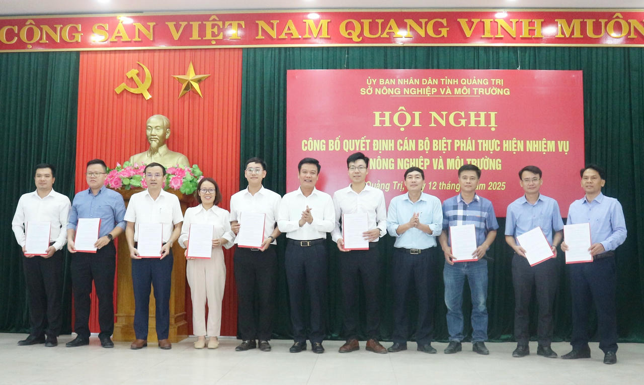 Lãnh đạo Sở Nông nghiệp và Môi trường trao các quyết định biệt phái công chức về thực hiện nhiệm vụ tại các xã, phường.