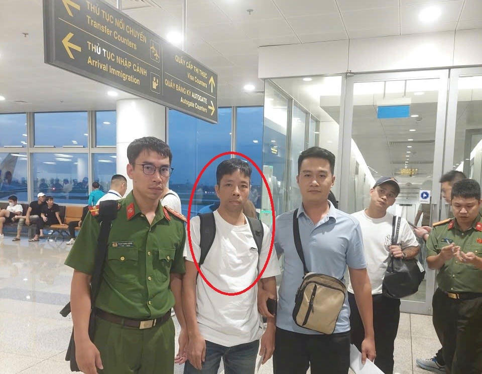 Đối tượng bị truy nã ra đầu thú sau 20 năm lẩn trốn ở nước ngoài Đối tượng bị truy nã ra đầu thú sau 20 năm lẩn trốn ở nước ngoài