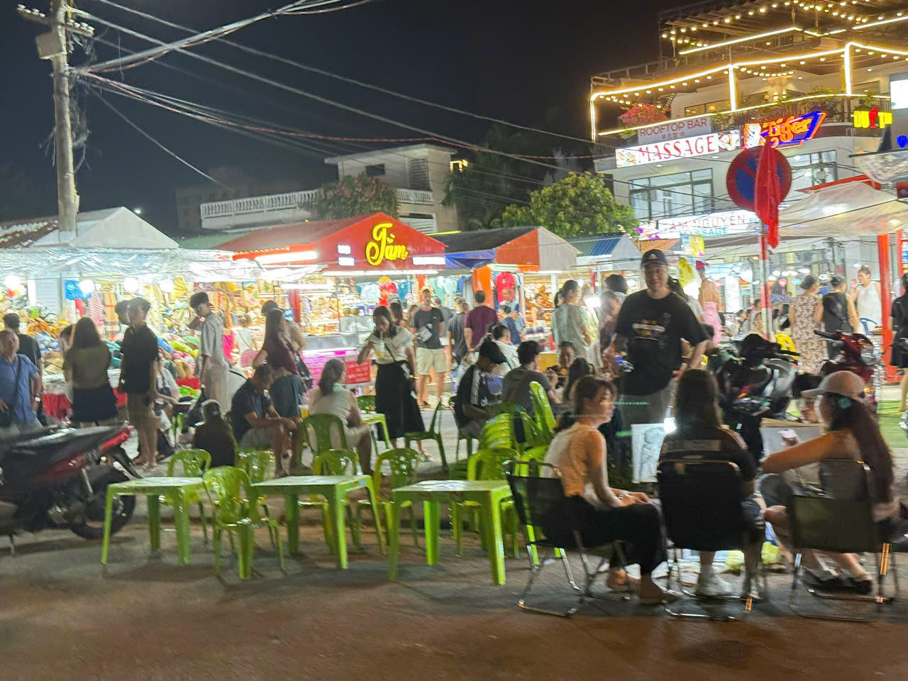 Hàng rong bủa vây xung quanh chợ.