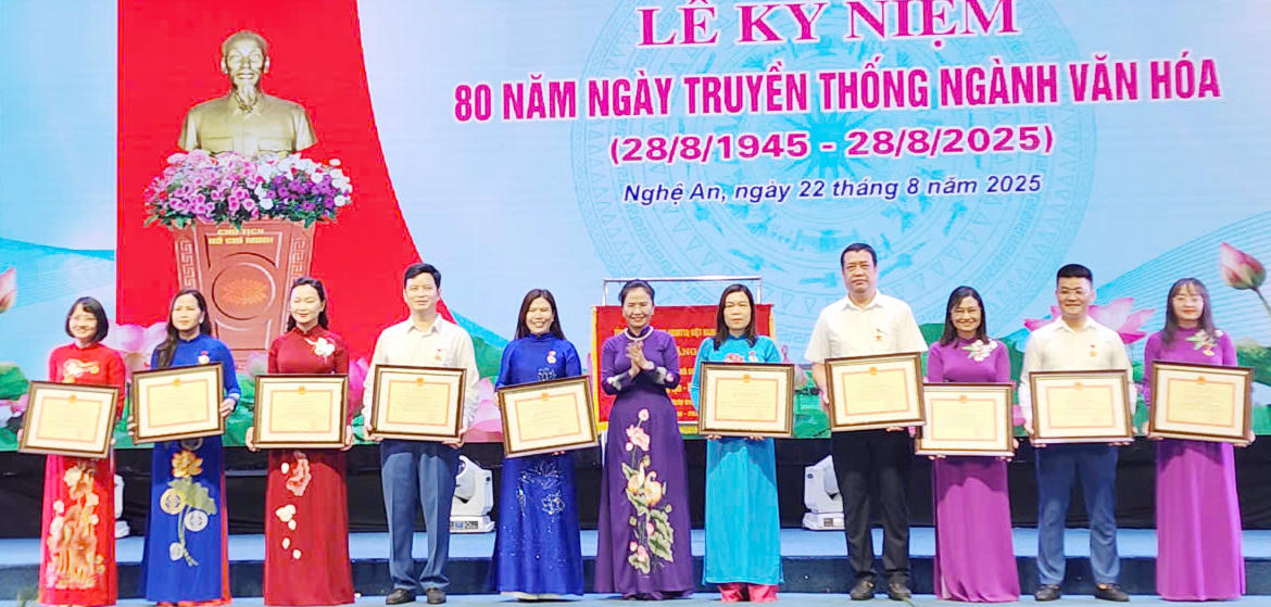Phó Bí thư Tỉnh ủy, Chủ tịch Ủy ban MTTQ Việt Nam tỉnh Nghệ An - bà Võ Thị Minh Sinh trao tặng Kỷ niệm chương Vì sự nghiệp Văn hóa, Thể thao và Du lịch cho các cá nhân.