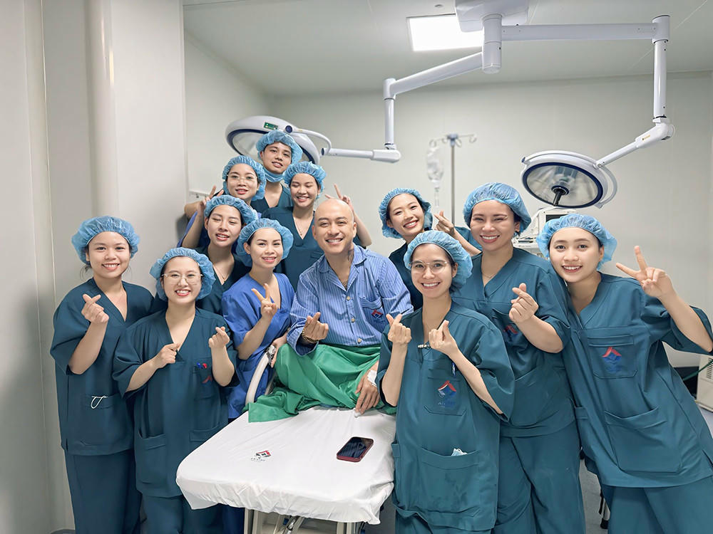 Tuấn Hưng lạc quan khi vừa trải qua ca phẫu thuật loại bỏ polyp dây thanh quản. (Ảnh: T.H)