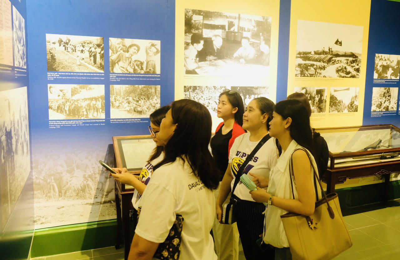 Ngay sau lễ khai mạc, đông đảo người dân, du khách tham quan phòng trưng bày  “Dấu ấn mùa Thu lịch sử”. 