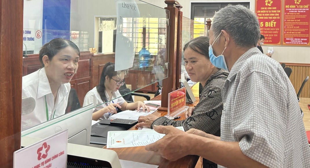 Người dân làm thủ tục hành chính tại Trung tâm phục vụ hành chính công xã Minh Châu