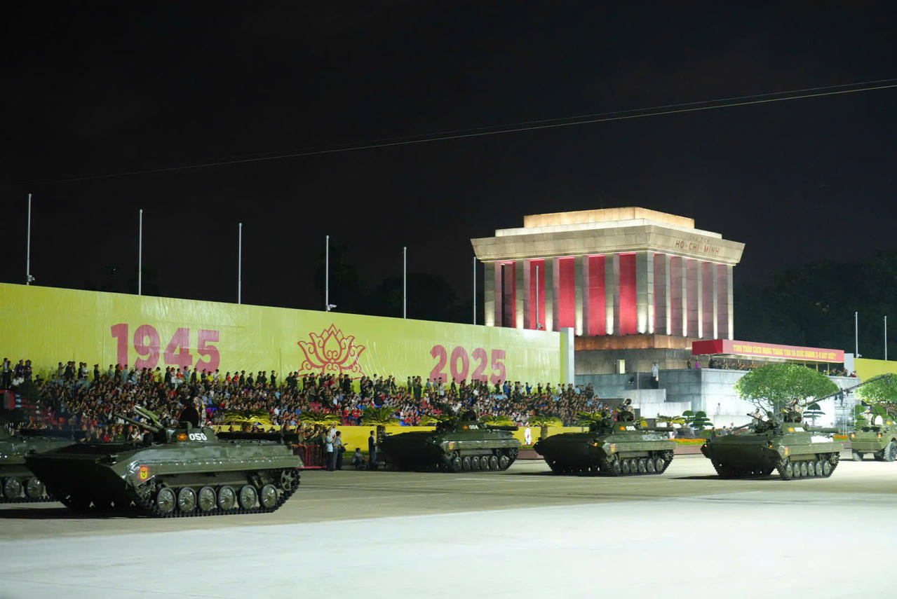 Xe tăng xuất hiện tại buổi tổng hợp luyện tối 21/8.