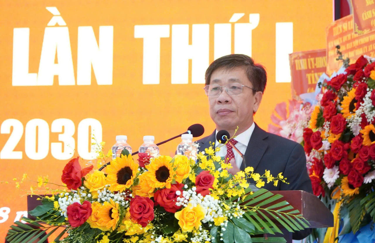 Bí thư Đảng ủy xã Vĩnh Bình Nguyễn Văn Thoàn phát biểu tại đại hội.