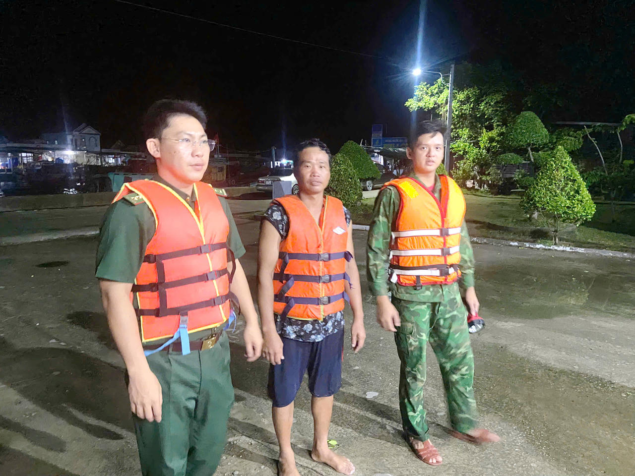 Lực lượng Đồn Biên phòng Khánh Hội cứu vớt và đưa ngư dân vào bờ an toàn.