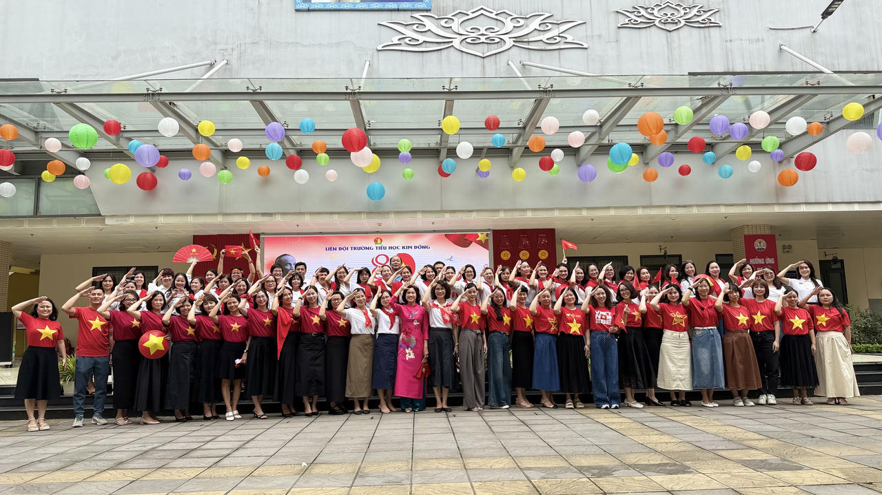 Hình ảnh cô trò Trường Tiểu học Kim Đồng, phường Giảng Võ, Hà Nội.