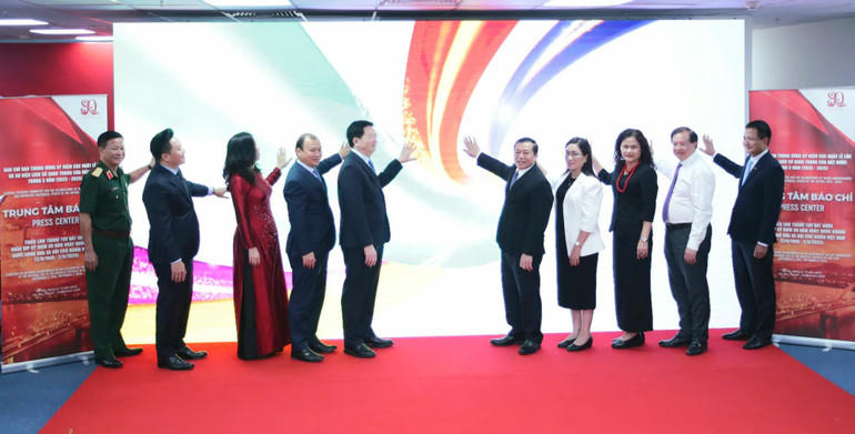 Các đại biểu thực hiện nghi thức khai trương Trung tâm Báo chí Triển lãm thành tựu đất nước. Ảnh: Báo Nhân Dân