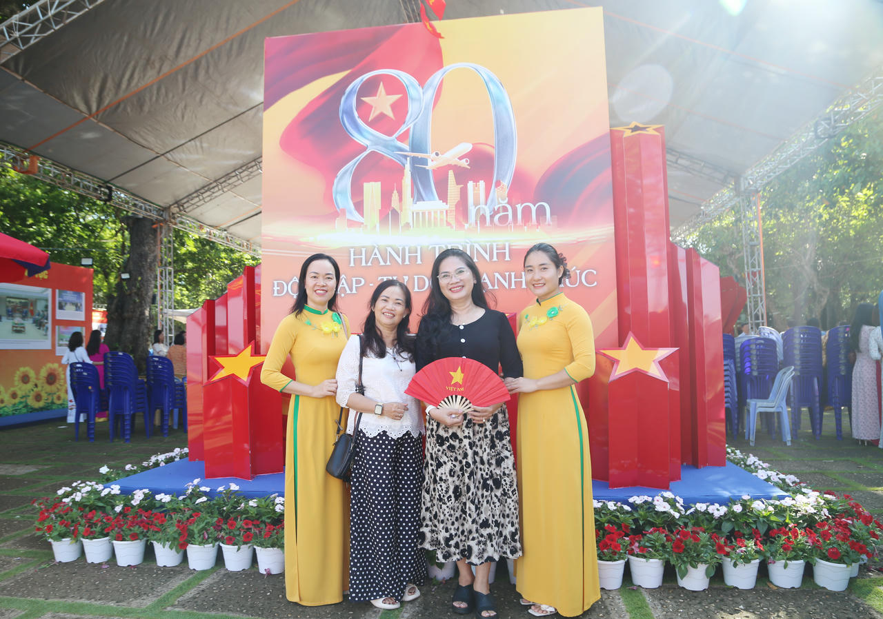 Triển lãm ảnh 'Từ kỷ nguyên độc lập, thống nhất đất nước đến kỷ nguyên vươn mình của dân tộc'