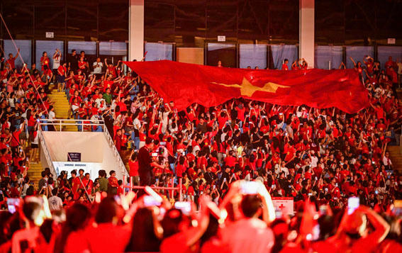 Khoảnh khắc Quốc kỳ Việt Nam được hàng nghìn người chuyền tay nhau  khiến nhiều người xúc động. (Ảnh: BTC)