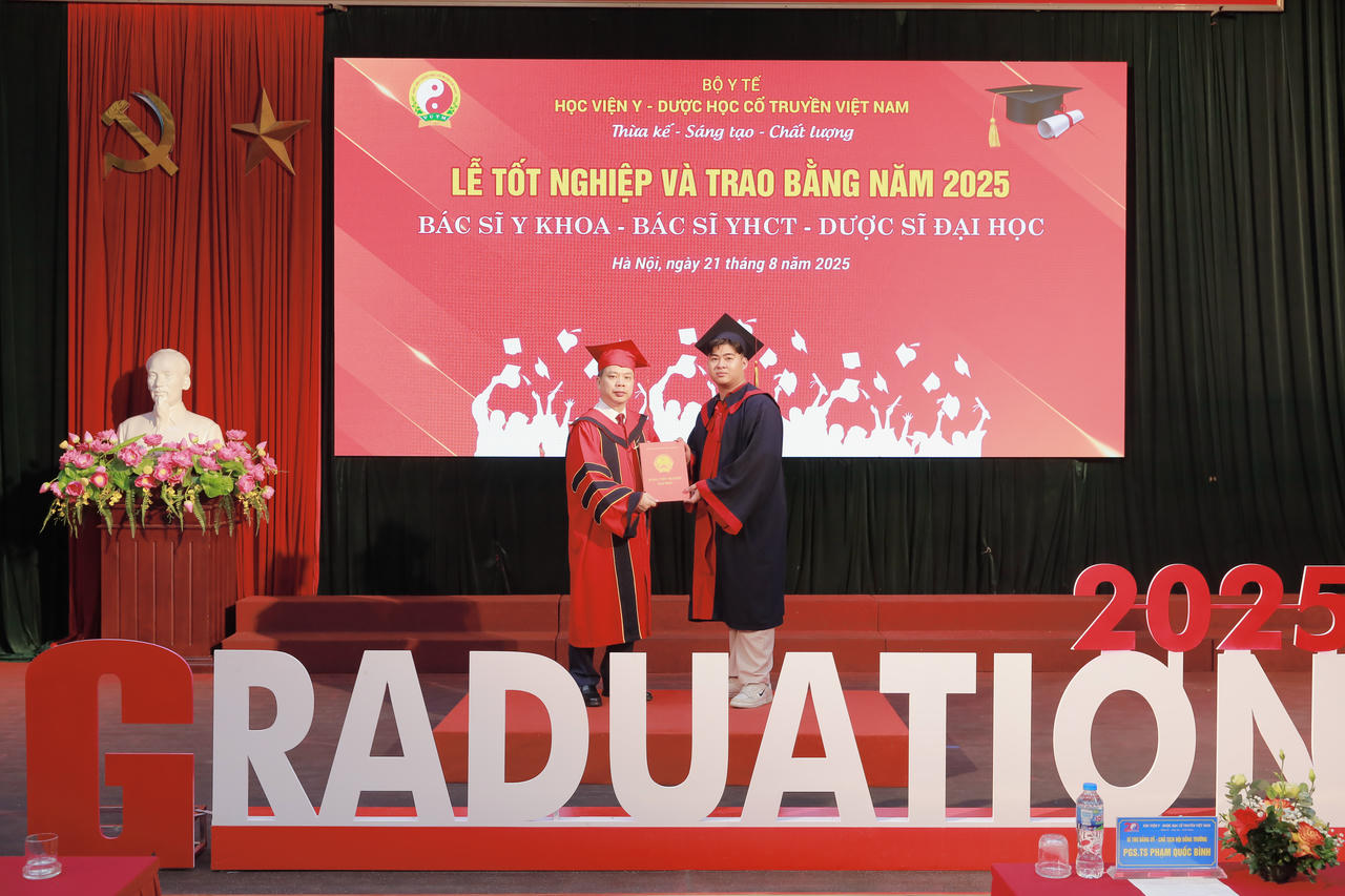PGS.TS Nguyễn Quốc Huy - Giám đốc Học viện  trao bằng tốt nghiệp cho sinh viên