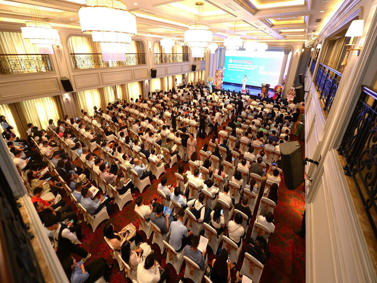 Hơn 500 khách tham dự “Diễn đàn logistics Vùng lần VI: Logistics xuyên biên giới - Sức bật tăng trưởng vùng Bắc Trung Bộ và Duyên hải miền Trung.