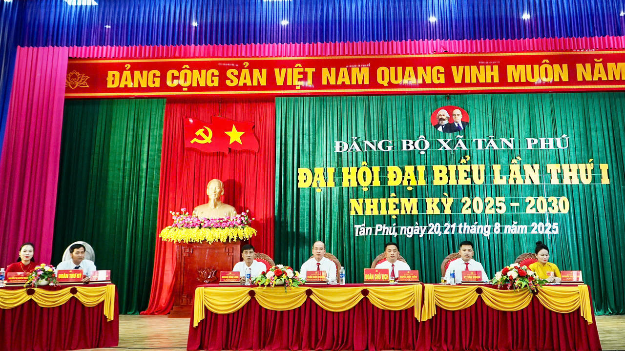 Đoàn chủ tịch và Đoàn thư ký đại hội.