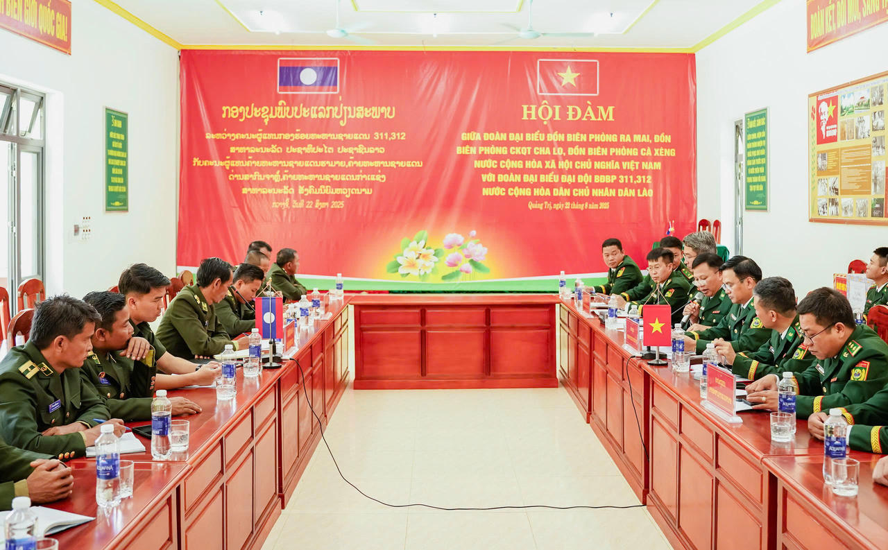 Quang cảnh buổi hội đàm giữa lực lượng Biên phòng Quảng Trị (Việt Nam) và Khăm Muồn (Lào) tại Đồn Biên phòng Cà Xèng.