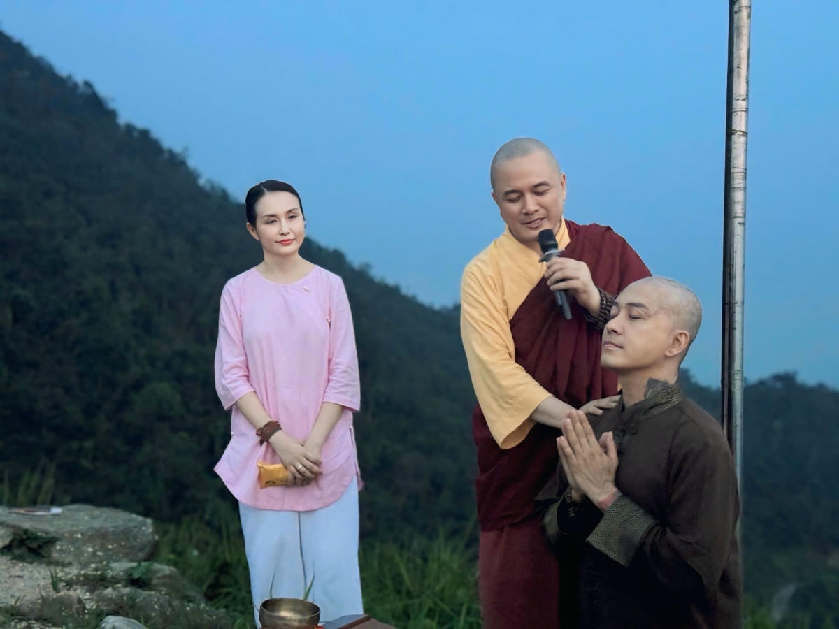 Tuấn Hưng tu tập cầu nguyện sức khỏe của mẹ mau chóng phục hồi trước cơn bạo bệnh. (Ảnh FBTH)