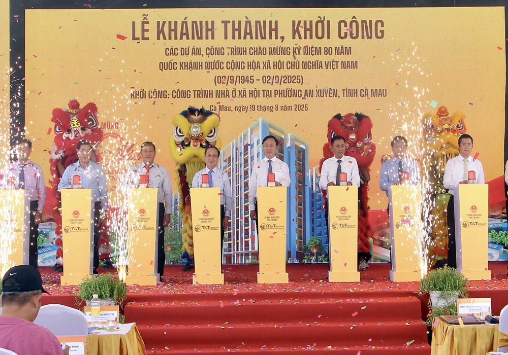 Các đại biểu ấn nút khởi công dự án.