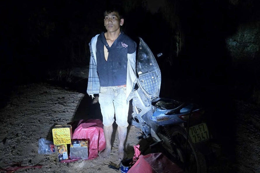 Một đối tượng vận chuyển hàng lậu bị lực lượng Biên phòng Tây Ninh bắt giữ