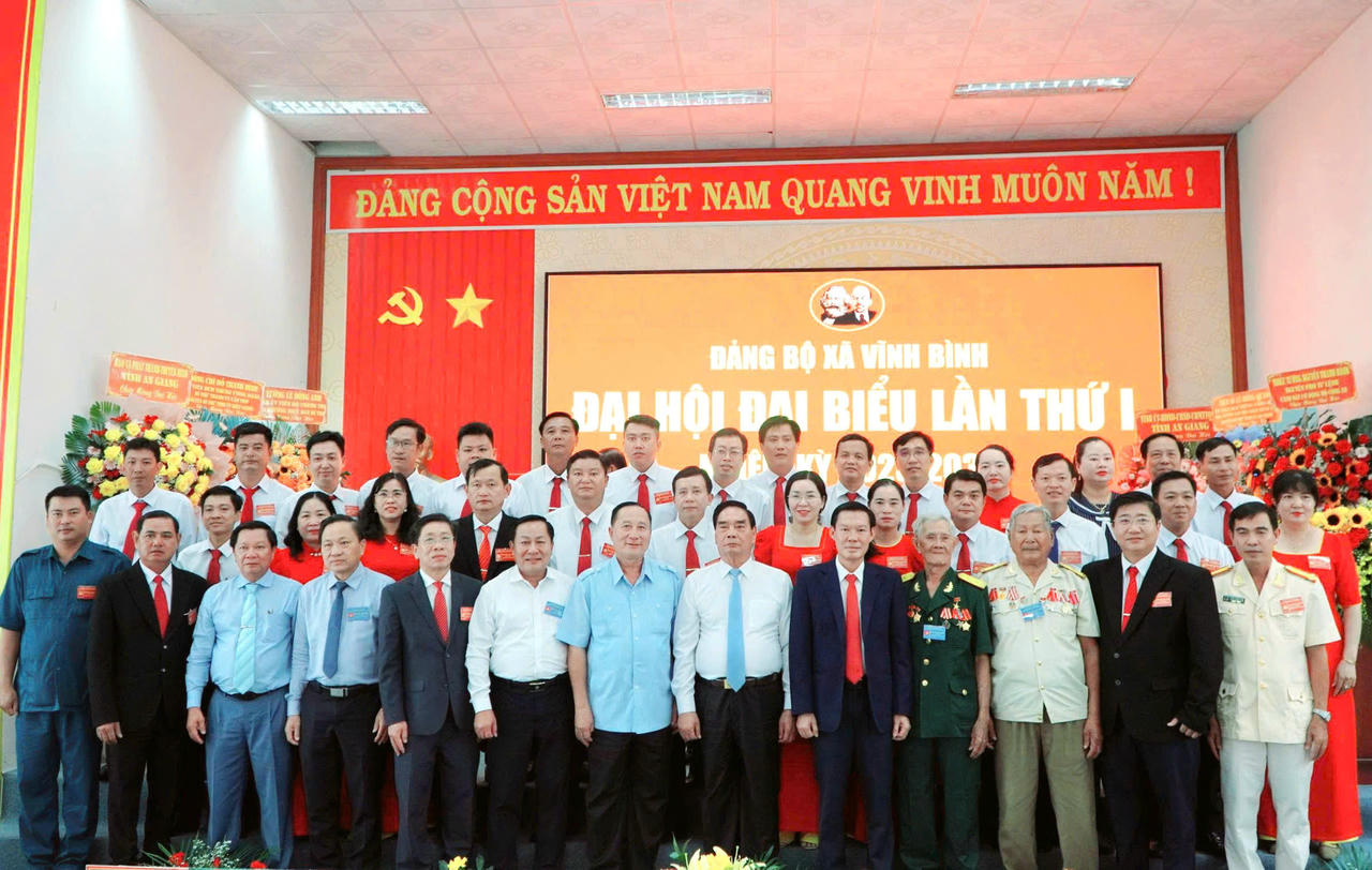 Ban Chấp hành Đảng bộ xã Vĩnh Bình nhiệm kỳ 2025-2030 chụp hình cùng các đồng chí lãnh đạo, nguyên lãnh đạo Đảng, Nhà nước, Tỉnh ủy An Giang.