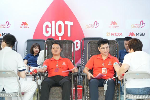 Cán bộ nhân viên ROX Group cùng nhau tham gia hiến máu, lan tỏa yêu thương và ‘trách nhiệm chủ động’ với cộng đồng.