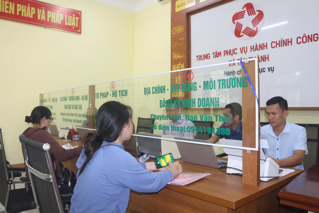 Thứ Tư hàng tuần, cán bộ Chi nhánh Văn phòng Đăng ký đất đai Khu vực IV trực tiếp về TTPVHCC xã Tân Thành để tiếp nhận hồ sơ đất đai cho người dân.