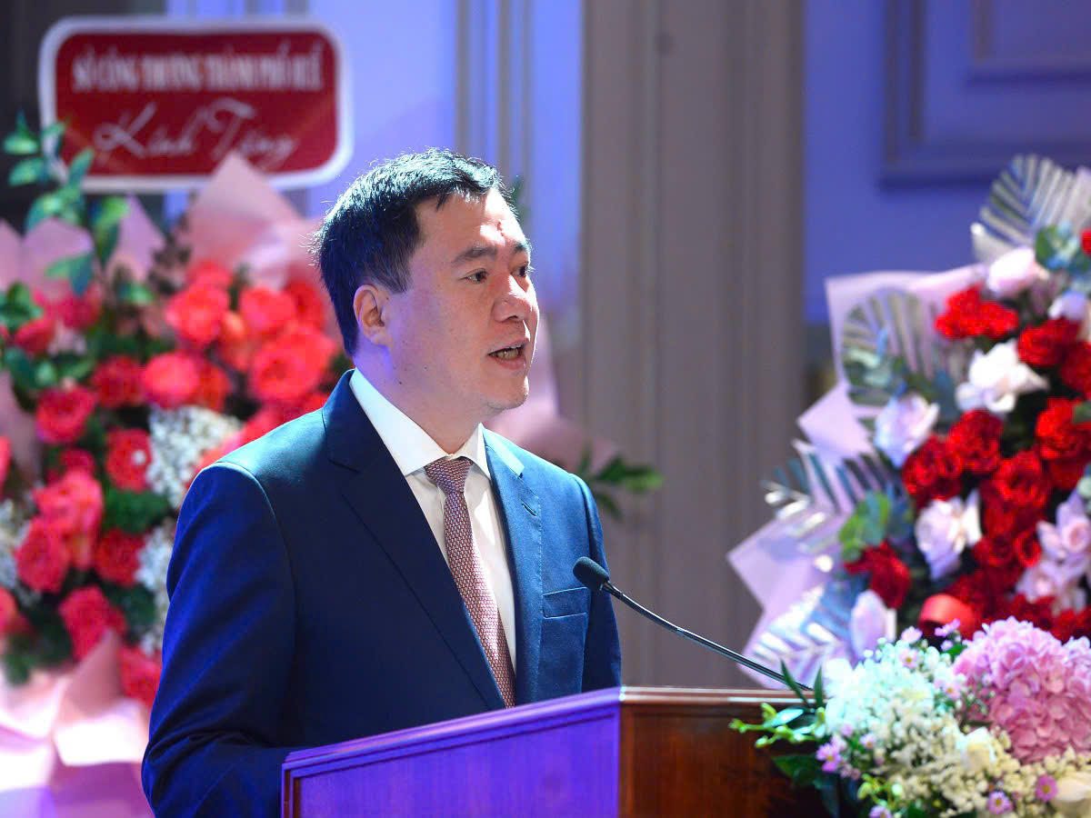 Ông Nguyễn Sinh Nhật Tân phát biểu tại diễn đàn.