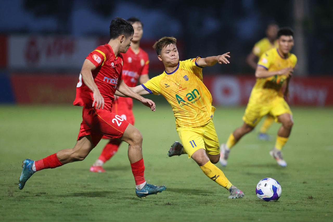 Sông Lam Nghệ An (áo vàng) vẫn đang chênh vênh ở đầu mùa giải V.League 2025/26