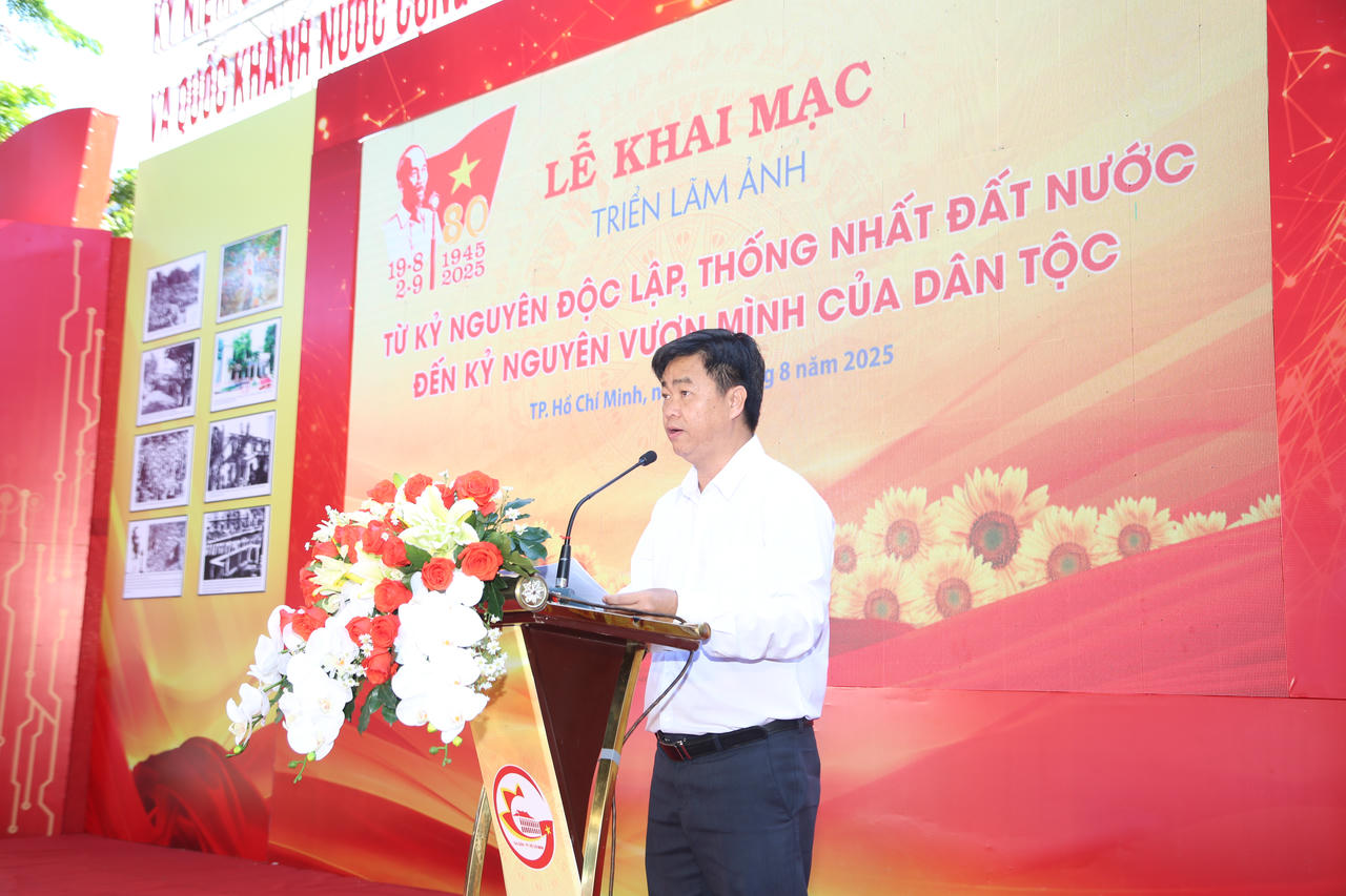 Ông Lê Văn Minh - Phó Trưởng Ban Tuyên giáo và Dân vận Thành ủy TP HCM phát biểu tại triển lãm. Ảnh: BTC 