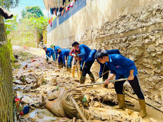Thanh niên Việt Nam luôn kịp thời có mặt tại những vùng thiên tai để giúp đỡ người dân. (Ảnh: Tỉnh đoàn Nghệ An) 
