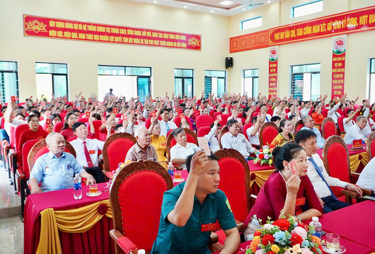 Các đại biểu biểu quyết với sự nhất trí cao.