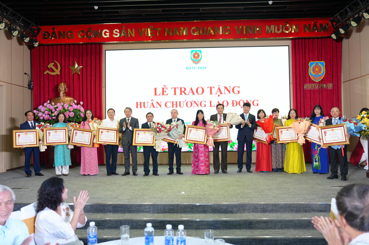 Bộ trưởng Nguyễn Hải Ninh, Thứ trưởng Nguyễn Thanh Tịnh trao tặng Huân chương Lao động các hạng về thành tích cống hiến cho các cá nhân nguyên là Lãnh đạo cấp Vụ các đơn vị thuộc Bộ Tư pháp. 